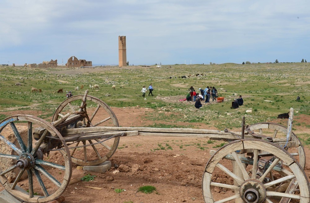 After theoretical training, tourists can experience the excitement of finding small sculptures, ceramic and copper pieces that have been placed under the soil with the help of trowels and brushes under the supervision of archaeologists.