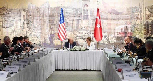 وزير التجارة الأمريكي ويلبر روس في لقاء مع نظيرته التركية روهصار بكجان