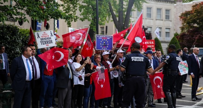 أتراك يتظاهرون في واشنطن تنديداً بالمزاعم الأرمينية حول أحداث 1915