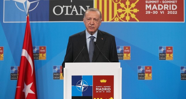 الرئيس التركي رجب طيب أردوغان أثناء حديثه في اجتماع قادة الدول لحلف الناتو الأناضول