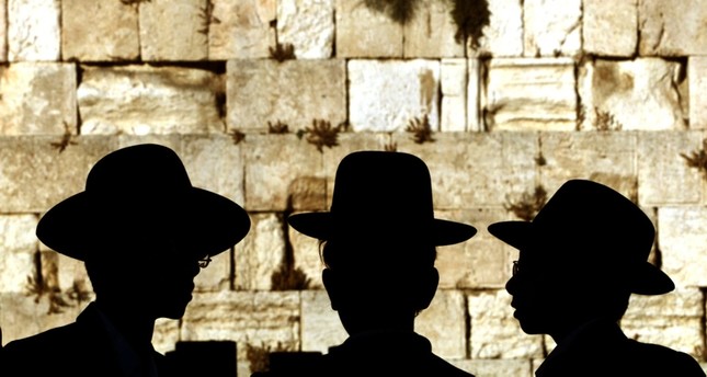 يهود متشددون أمام حائظ البراق في القدس 2002 رويترز