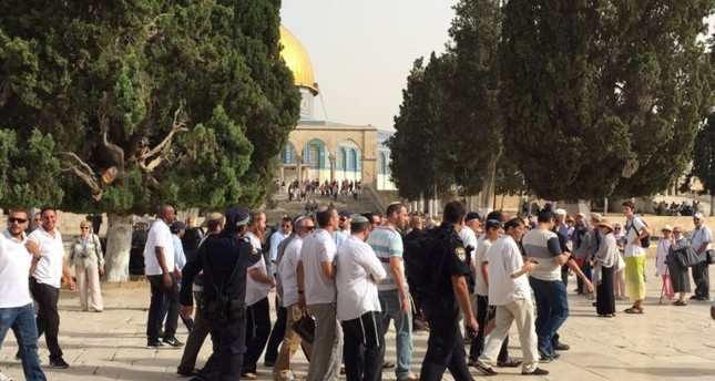 مستوطنون يقتحمون المسجد الأقصى بحراسة الشرطة الإسرائيلية