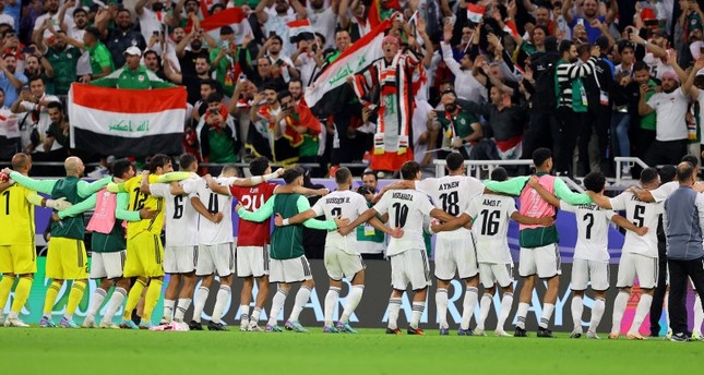لاعبو المنتخب العراقي يحتفلون أمام جماهيرهم بعد الفوز على إندونيسيا 3-1 في  كأس آسيا 2023، قطر، 15-1-2024 صورة: رويترز