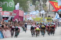 Cycling - the 101st Giro d'Italia cycling race - The 229-km Stage 3 from Beersheba to Eilat, Israel - May 6, 2018 - Team Quick-Step rider Elia Viviani of Italy (L) rides to win the 3rd stage in Eilat, Israel. (REUTERS Photo)