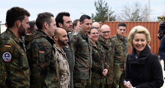 وزيرة الدفاع الألمانية مع مجموعة من الجنود الألمان من الأرشيف
