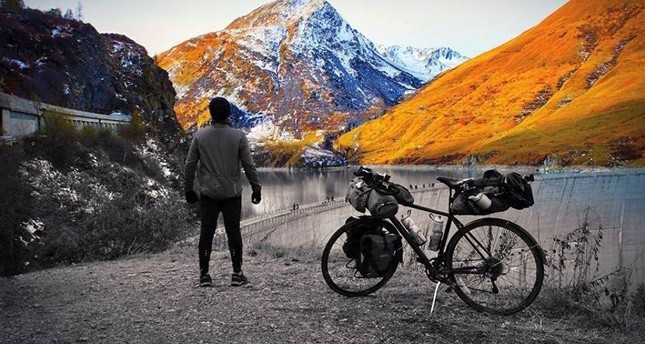 تركي يقطع مسافة ألفي كيلو متر على دراجة هوائية لاستكشاف سواحل بلاده