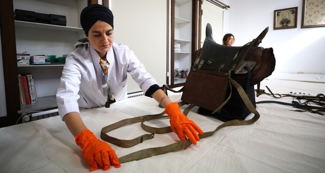 فريق تركي متخصص يبدأ بترميم سرج خيل السلطان عبد الحميد الثاني