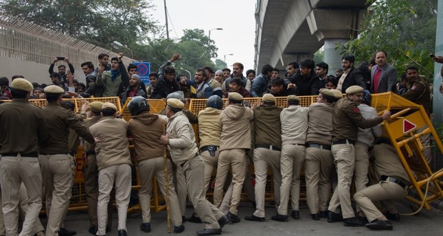 الشرطة الهندية تشتبك مع طلاب جامعات رافضين لقانون المواطنة
