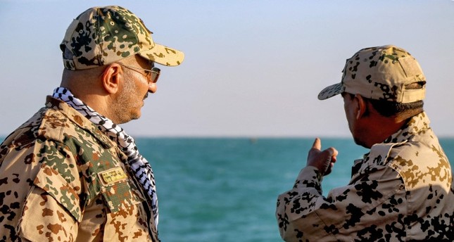 العميد طارق محمد عبد الله صالح يسار، عضو المجلس القيادي الرئاسي في الحكومة اليمنية،  قبالة مدينة المخا على البحر الأحمر في محافظة تعز الغربية. 12 ديسمبر 2023 الفرنسية