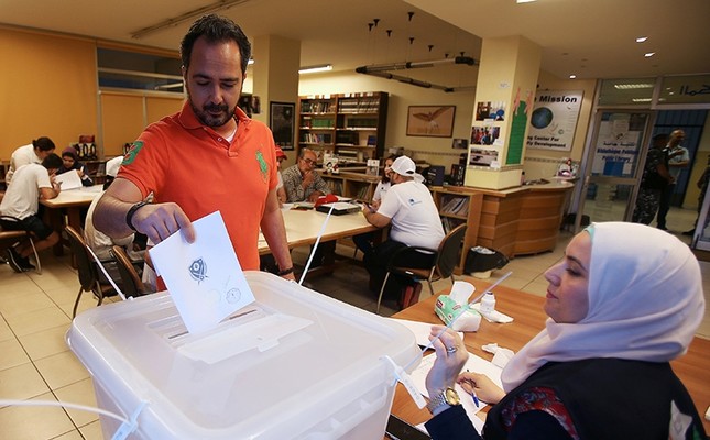 A man casts his vote at a polling station during the parliamentary election, in Sidon, Lebanon May 6, 2018. (Reuters Photo)