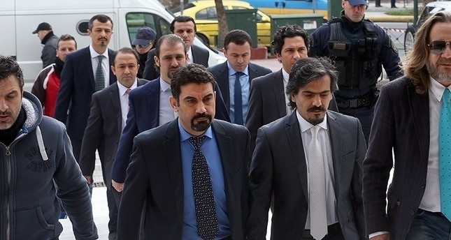 الانقلابيون الأتراك الفارين إلى اليونان أثناء اصطحابهم إلى المحكمة العليا في اثينا يناير 2017   EPA