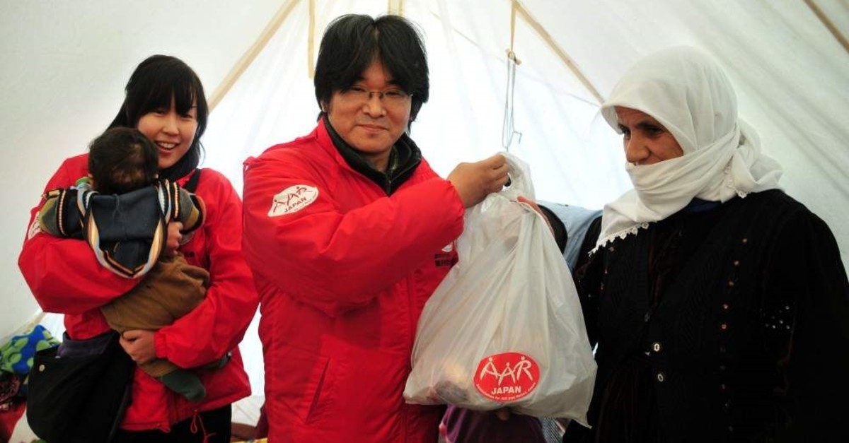 Atsushi Miyazaki delivers a food package to a family in quake-hit Van, Nov. 6, 2011. (AA Photo) 