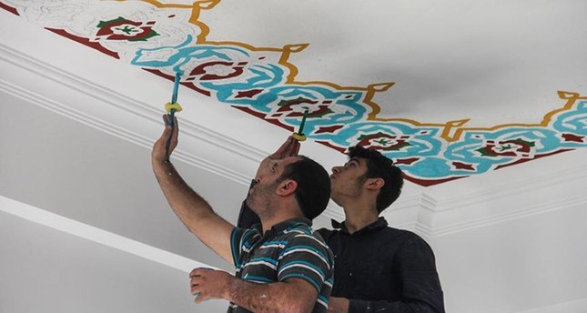 بالزخرفة والخط العربي.. فنانون أتراك ينشرون ثقافة أجدادهم حول العالم