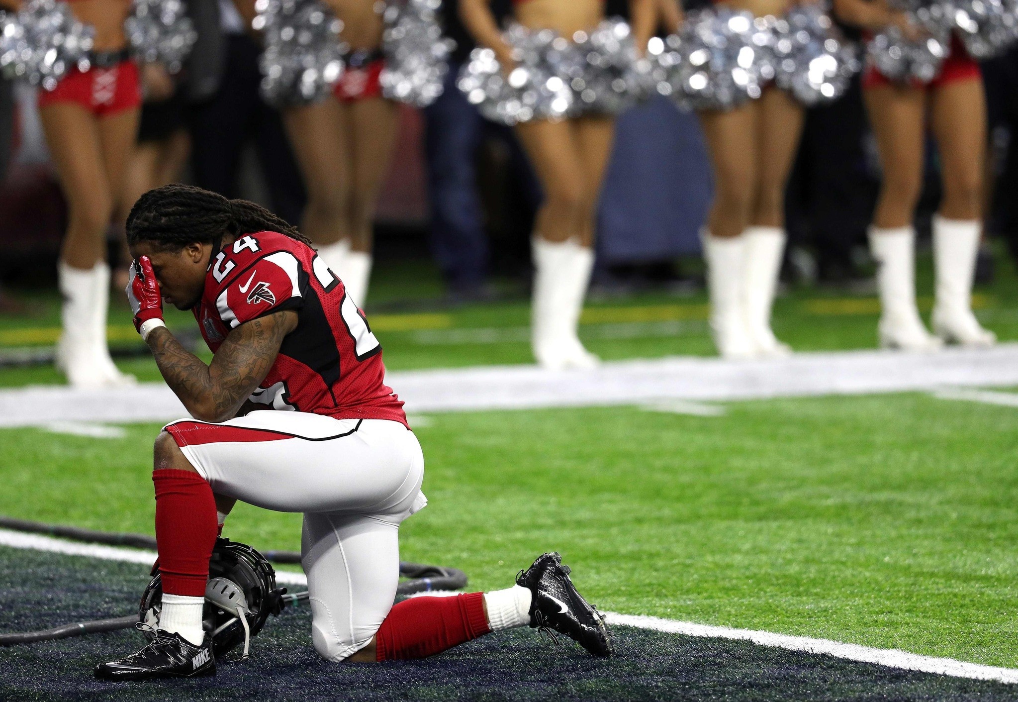 Devonta Freeman #24 of the Atlanta Falcons kneels prior to Super Bowl 51 against the New England Patriots at NRG Stadium on February 5, 2017 in Houston, Texas. (AFP Photo)