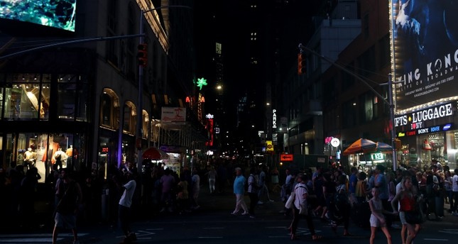 قلب نيويورك التجاري يغرق في الظلام بعد انقطاع للكهرباء
