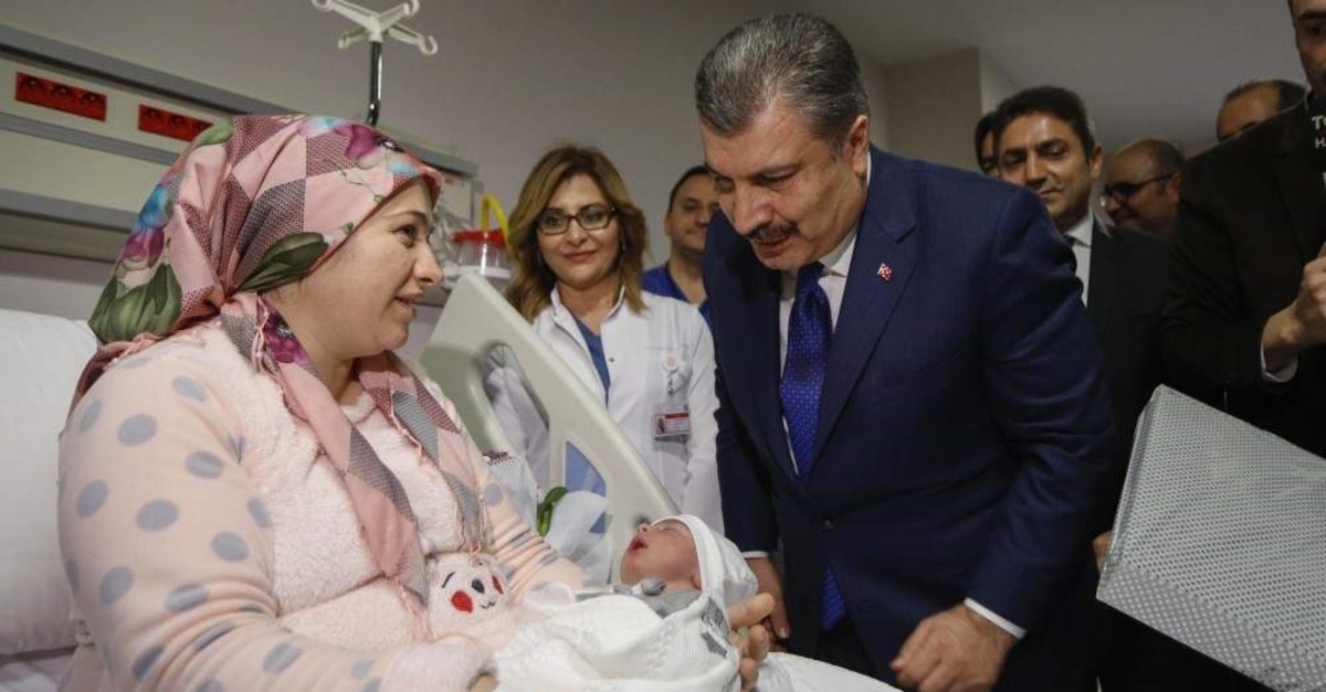 Health Minister Fahrettin Koca meets a woman who gave birth to one of the first babies of 2020, Ankara, Jan. 1, 2020. (DHA Photo)