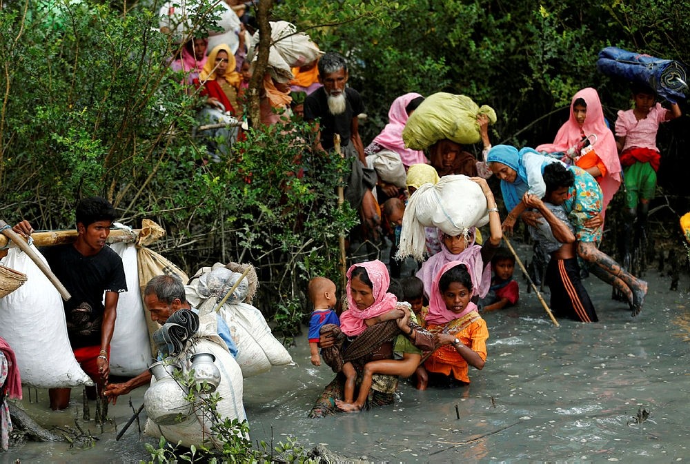 Rohingya refugees walk through water after crossing border by boat through the Naf River in Teknaf, Bangladesh, September 7, 2017. (REUTERS Photo)