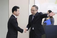 Japan's Trade Control Department Director-General Yoichi Iida (R) shakes hands with South Korea's director-general for international trade policy, Lee Ho-hyeon, at the start of their senior-level talks in Tokyo, Japan, Dec. 16, 2019. (Reuters Photo)