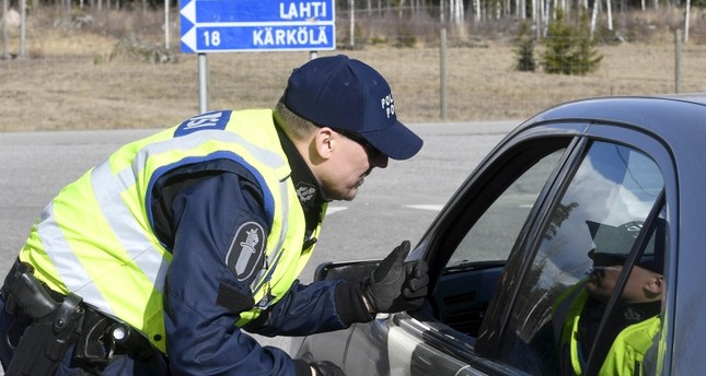 شرطي فنلندي يتأكد من هوية السائقين رويترز