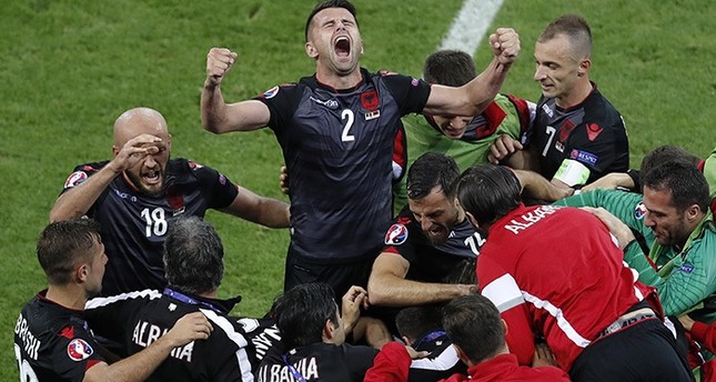 Albania awards EURO 2016 national football team with diplomatic