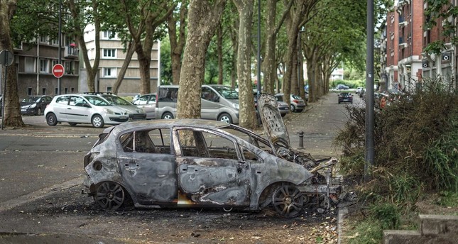 سيارة محترقة جراء الاحتجاجات في العاصمة الفرنسية باريس على مقتل الشاب نائل 17 عاماً على يد الشرطة الفرنسية صورة: الأناضول