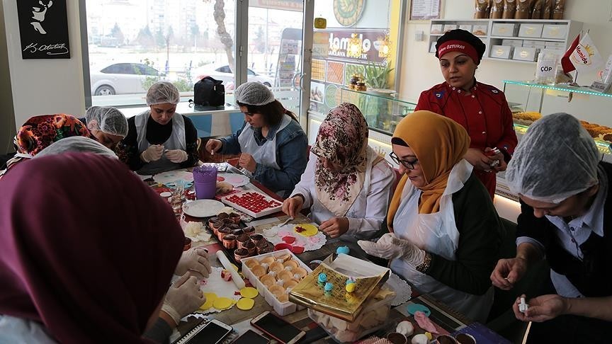 Houseviwes who recieved training in pastry making provided by the quartet learn how to make cakes and decorate them with sugar paste.