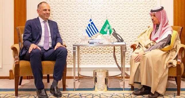 وزير الخارجية السعودي فيصل بن فرحان يجتمع مع نظيره اليوناني جيورجوس جيرابيتريسيس في العاصمة الرياض صورة: الأناضول