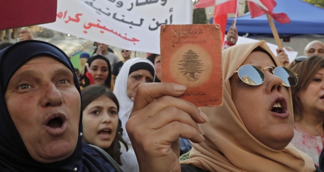 أمهات لبنانيات يشاركن في الاحتجاجات مطالبات بحقهن بمنح الجنسية الى أولادهن الفرنسية
