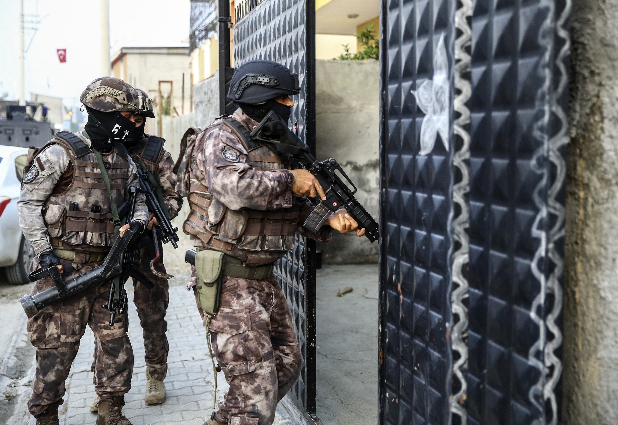 Counter-terror police raid the home of a suspected Daesh terrorist in Turkey's Adana province, May 5, 2017 (AA Photo)
