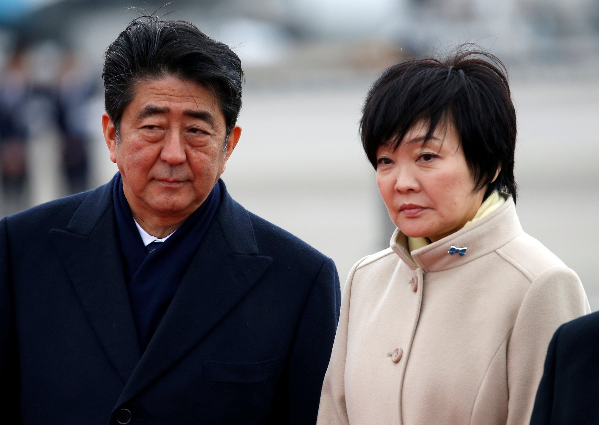 Japan's Prime Minister Shinzo Abe (L) and his wife Akie at Haneda Airport in Tokyo, Japan February 28, 2017. (REUTERS Photo)