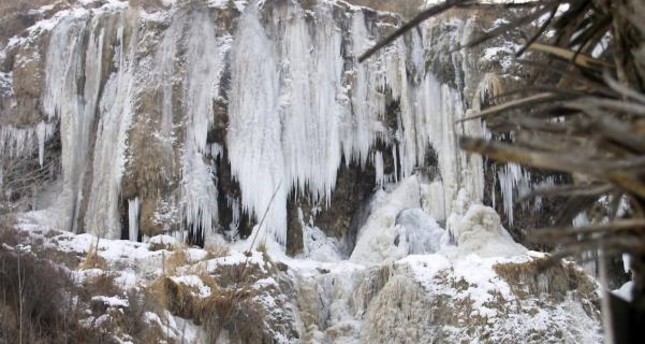 شلالات كيرلويك  التركية المجمدة وجهة السياح المحليين والأجانب في الشتاء