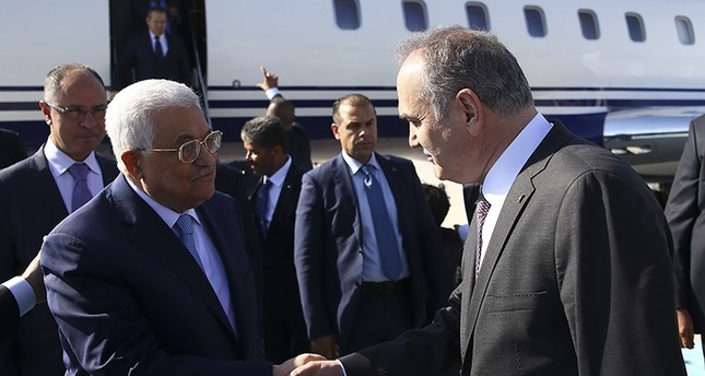 الرئيس الفلسطيني محمود عباس لدى وصوله أنقرة وكالة الأناضول