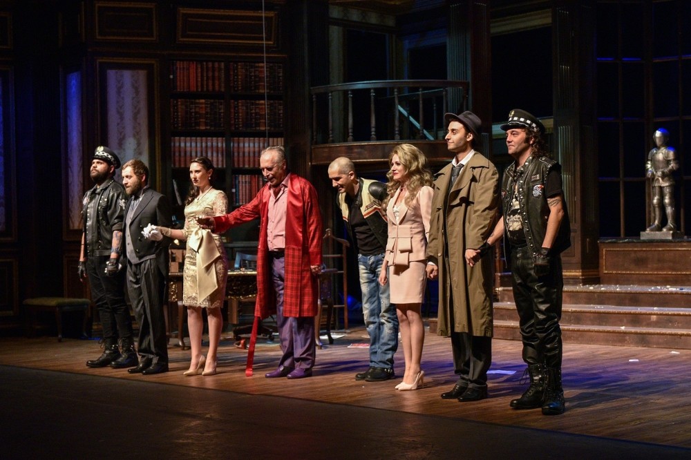 The conflict between a smart, rich writer who boasts being British and an Italian immigrant who falls in love with the ex-wife of this writer is depicted in the play.