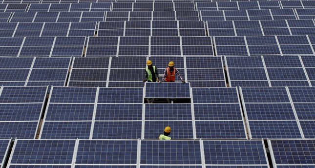 Indian workers install solar panels at the Gujarat Solar Park at Charanka in Patan district, about 250 kilometers from Ahmadabad, India, April 14, 2012. (AP Photo)