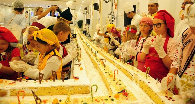 أنطاليا.. ألف طفل من 54 دولة يصنعون أكبر كعكة بالعالم