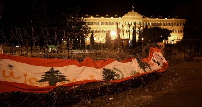 العلم اللبناني منشور أمام مجلس النواب الفرنسية