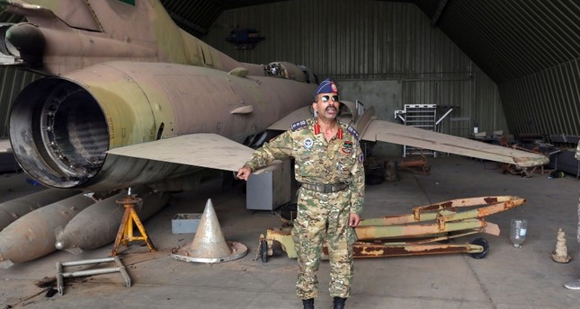 المتحدث باسم الجيش الليبي محمد قنونو بقاعدة الزطية الجوية عقب تحريرها من ميليشيات حفتر وكالة الأنباء الفرنسية