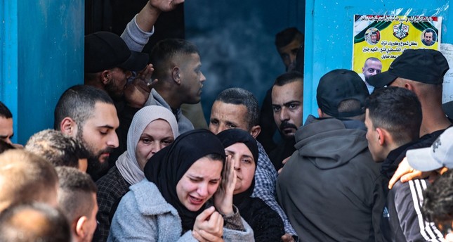 عائلة تنعي إحدى الضحايا في اقتحام جيش الاحتلال الإسرائيلي مخيم جنين بالضفة الغربية المحتلة، 26 ينارير/ كانون الثاني 2023 AFP