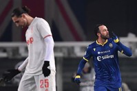 Verona's Pazzini (R) celebrates after scoring a goal against Juventus, Feb. 8, 2020. (AFP Photo)