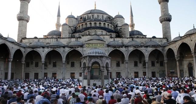 اسطنبول.. الأتراك والعرب يصلون أول صلاة عيد بعد المحاولة الانقلابية الفاشلة