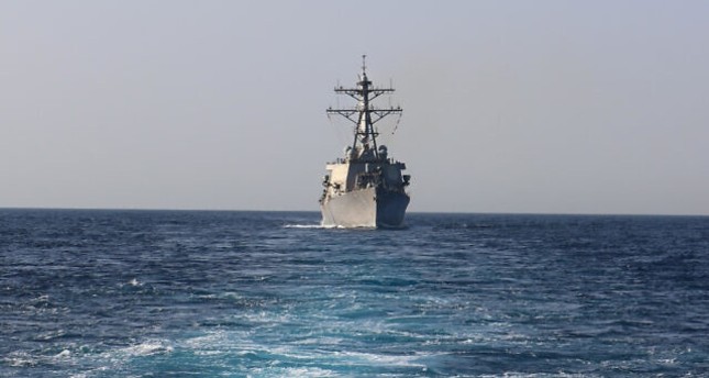 المدمرة الأمريكية ذات الصواريخ الموجهة USS McFaul في البحر الأحمر. 15 أبريل 2019 عن البحرية الأمريكية