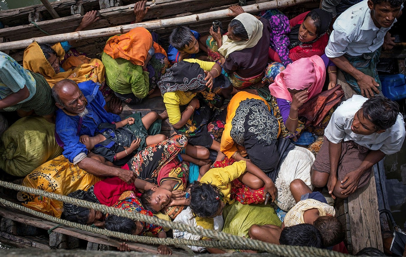 Rohingya refugees arriving by boat at Shah Parir Dwip on the Bangladesh side of the Naf River on Sept. 12. (AFP Photo)