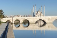 Tau015fku00f6pru00fc and the Sabancu0131 Central Mosque (in the background) are must-see places in Adana.