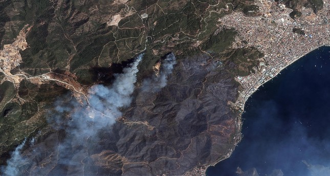 الدفاع التركية تنشر صورا لحرائق الغابات التقطت عبر قمرين صناعيين