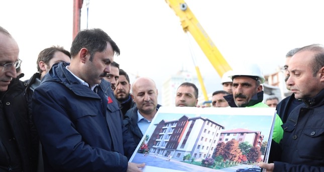 وزير البيئة والتخطيط العمراني التركي ينظر إلى أحد مخططات المشروع الأناضول