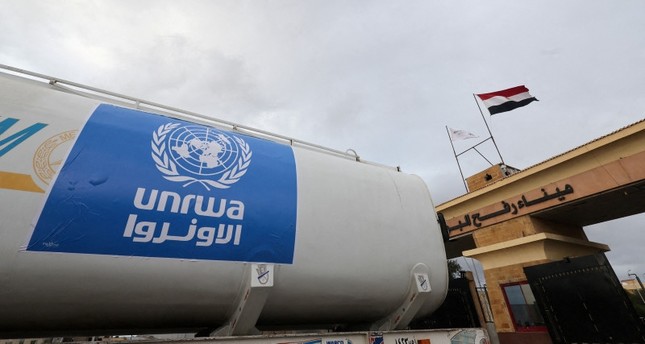 شاحنة تحمل شعار وكالة الأمم المتحدة لإغاثة وتشغيل اللاجئين أونروا تعبر إلى مصر من غزة عبر معبر رفح الحدودي، خلال هدنة مؤقتة بين حماس وإسرائيل، 27-11-2023 صورة: رويترز