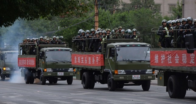 عربات للجيش الصيني في موطن الأتراك الأويغور المسلمين شينجيانغ عام 2013 الفرنسية