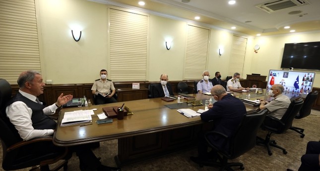 وزير الدفاع التركي خلوصي أقار أثناء اجتماع مع كبار قادة الجيش الأناضول