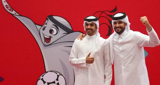 قطريون أمام التعويذة الرسمية لكأس العالم FIFA قطر ٢٠٢٢™