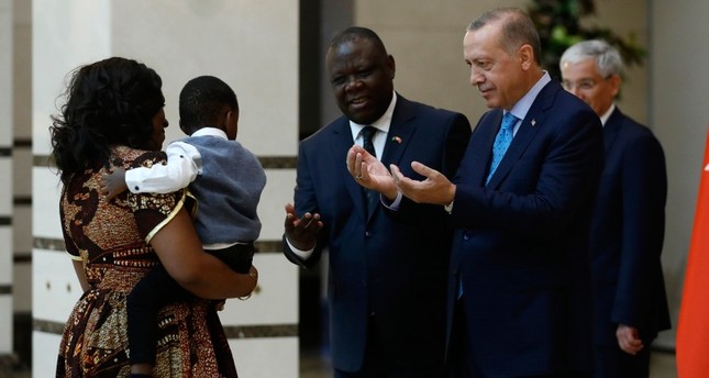استقبال الرئيس التركي لسفير زامبيا جوزيف تشيلنغي برفقة زوجته وطفله أرشيفية